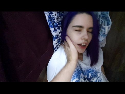 ❤️ Atradu savu māsu skapī un palīdzēju viņai beigt. ❤️ Super sekss pie mums